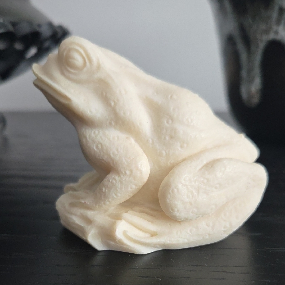 😸 VTG Carved Frog Sculpture – Signed 2001